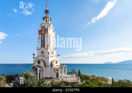 Billet à la Crimée - vue de l'église-phare de St Nicholas le Malorechenskoe Wonderworker près de village sur la côte sud de Crimée sur la mer Noire Banque D'Images