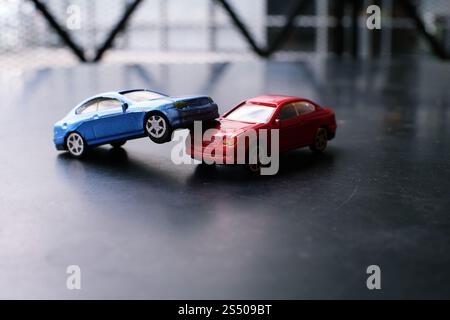 Accident de voiture-jouet. Simulation voiture rouge et bleue. Banque D'Images