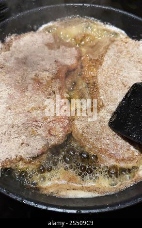 Schnitzel cordon Bleu dans la cuisine pendant la cuisson Banque D'Images