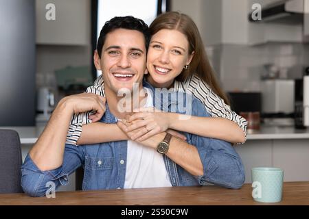 Joyeux jeune couple hispanique attrayant posant pour un portrait à la maison Banque D'Images