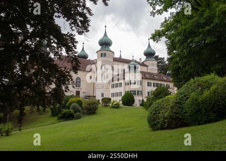 Paysage avec Schloss Artstetten château et parc verdoyant en Autriche par jour nuageux Banque D'Images