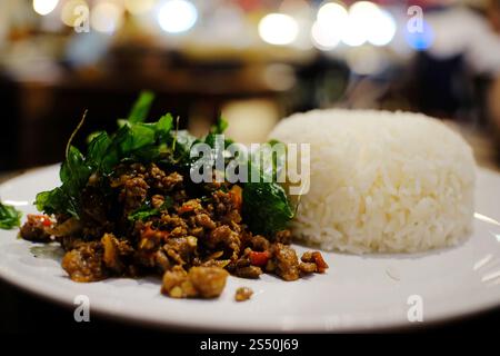 Sauter du poulet frit et du basilic avec riz Thai Street food Banque D'Images
