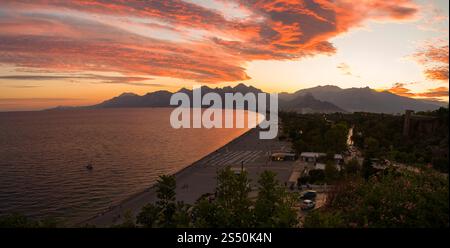 Coucher de soleil sur la plage de Konyaalti. Vue sur les montagnes du Taureau sur la côte méditerranéenne de la Turquie. District de Konyaalti, centre-ville d'Antalya, pays de Turquie Banque D'Images