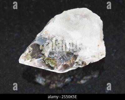 La prise de vue macro des eaux minérales naturelles rock specimen - cristal de roche pierre de quartz sur fond de granit sombre Banque D'Images