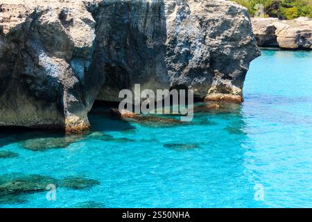 La côte de la mer Adriatique pittoresque Zone archéologique de Roca Vecchia, Salento, Pouilles, Italie Banque D'Images