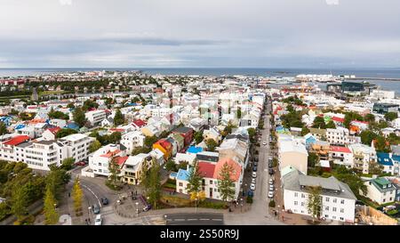 Voyager en Islande - vue aérienne de Skolavordustigur street et Midborg district de Reykjavik City à partir de l'église Hallgrimskirkja en automne Banque D'Images