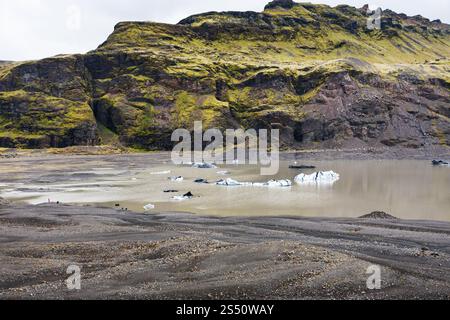 Voyage en Islande - fonte de la glace dans l'eau du glacier Solheimajokull (langue glaciaire sud de la calotte glaciaire de Myrdalsjokull) dans Katla Geopark en islandais Banque D'Images
