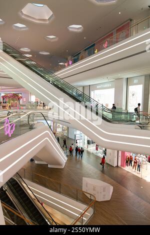 Shenzhen, Chine - 06 février 2019 : photo intérieure du centre commercial UpperHills, district de Futian, Shenzhen. Banque D'Images