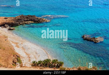 La mer Tyrrhénienne d'azur baie pittoresque et Bue Marino Beach view, Macari, région de San Vito Lo Capo, Sicile, Italie Banque D'Images