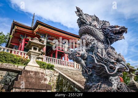 Statue de dragon devant la porte du temple kiyomizu-dera, Kyoto, Japon. Statue de dragon devant le temple kiyomizu-dera, Kyoto, Japon Banque D'Images