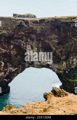 Voyager en Islande - arche naturelle de Dyrholaey Vik I Myrdal promontoire près de village sur la côte sud de l'Atlantique dans le géoparc Katla en septembre Banque D'Images