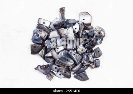 Vue de dessus de perles de nacre pierres naturelles sur fond de béton gris Banque D'Images