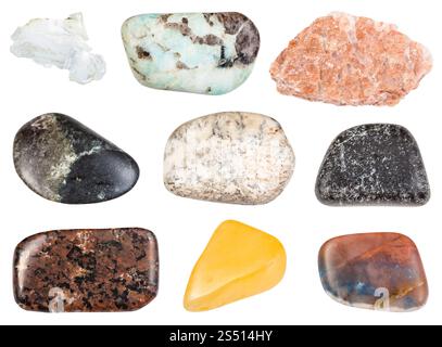collection de spécimens minéraux naturels - ensemble de diverses pierres tombées (aventurine, albite, pegmatite, urtite, olivinite, dunite, chromite, Banque D'Images