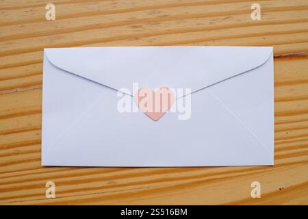 Enveloppe de lettre d'amour de Saint-Valentin avec des coeurs sur fond en bois. copier l'espace Banque D'Images