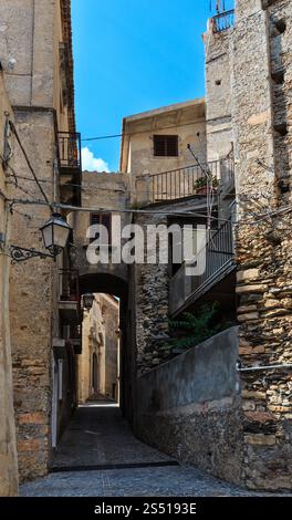Fiumefreddo Bruzio Street (l'un des plus beaux villages d'Italie, au sommet d'une colline au-dessus de la côte de la mer Tyrrhénienne), province de Cosenza, Calabre, Banque D'Images