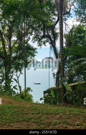 Vues de la Costa Verde depuis Fort Perpetuo, Paraty, État de Rio de Janeiro, Brésil. Banque D'Images