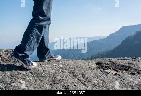 Homme marchant sur le bord d'une falaise de montagne , travel concept Banque D'Images