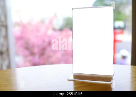 Maquette cadre de menu debout sur un espace de table en bois pour le texte. concept de la saint-valentin Banque D'Images