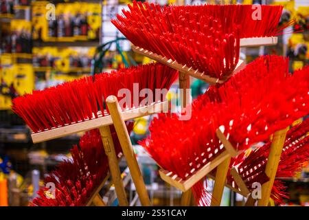 Un paquet de pinceaux rouges dans un magasin Banque D'Images