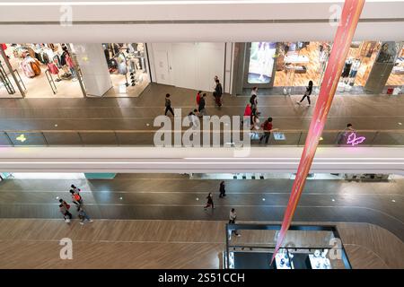 Shenzhen, Chine - 06 février 2019 : photo intérieure du centre commercial UpperHills, district de Futian, Shenzhen. Banque D'Images