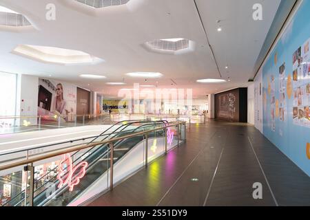 Shenzhen, Chine - 06 février 2019 : photo intérieure du centre commercial UpperHills, district de Futian, Shenzhen. Banque D'Images