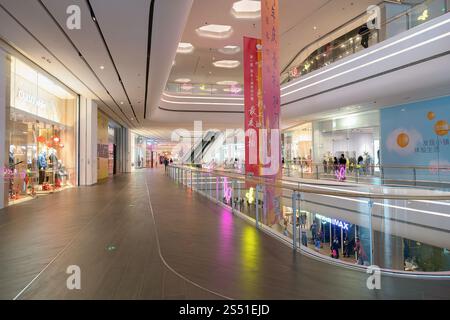 Shenzhen, Chine - 06 février 2019 : photo intérieure du centre commercial UpperHills, district de Futian, Shenzhen. Banque D'Images