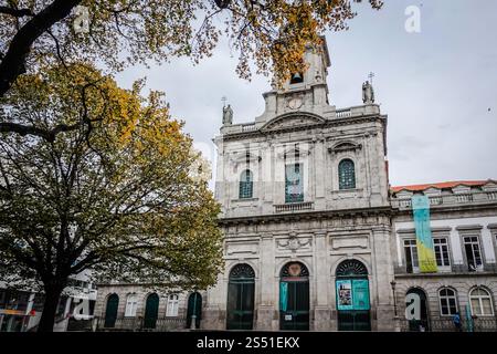 Igreja da Santíssima Trindade, l'église historique de Porto, présente une architecture néoclassique époustouflante et de magnifiques carreaux azulejos Banque D'Images