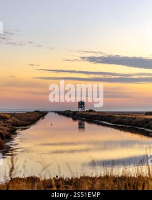 Coucher de soleil ou lever de soleil sur le parc national du delta d'Evros, près d'Alexandroupolis Grèce, observatoire d'oiseaux réflexion. Banque D'Images