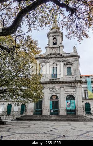 Igreja da Santíssima Trindade, l'église historique de Porto, présente une architecture néoclassique époustouflante et de magnifiques carreaux azulejos Banque D'Images