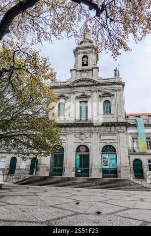 Igreja da Santíssima Trindade, l'église historique de Porto, présente une architecture néoclassique époustouflante et de magnifiques carreaux azulejos Banque D'Images