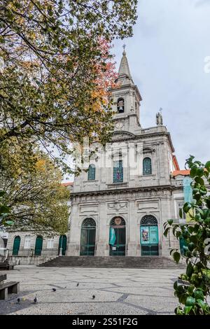 Igreja da Santíssima Trindade, l'église historique de Porto, présente une architecture néoclassique époustouflante et de magnifiques carreaux azulejos Banque D'Images