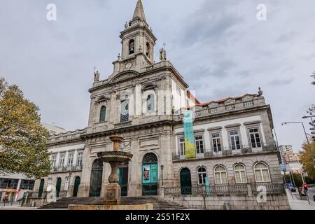Igreja da Santíssima Trindade, l'église historique de Porto, présente une architecture néoclassique époustouflante et de magnifiques carreaux azulejos Banque D'Images