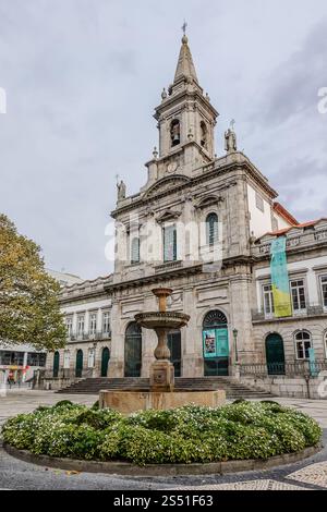 Igreja da Santíssima Trindade, l'église historique de Porto, présente une architecture néoclassique époustouflante et de magnifiques carreaux azulejos Banque D'Images