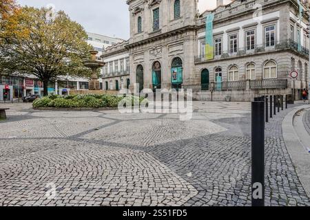 Igreja da Santíssima Trindade, l'église historique de Porto, présente une architecture néoclassique époustouflante et de magnifiques carreaux azulejos Banque D'Images