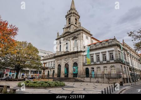 Igreja da Santíssima Trindade, l'église historique de Porto, présente une architecture néoclassique époustouflante et de magnifiques carreaux azulejos Banque D'Images