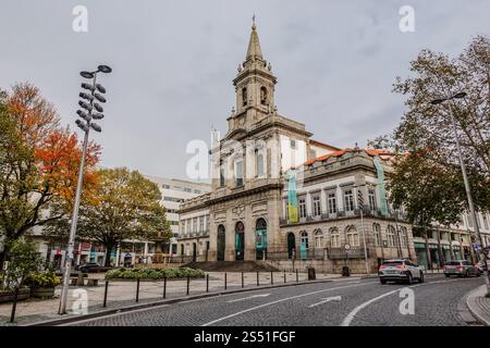 Igreja da Santíssima Trindade, l'église historique de Porto, présente une architecture néoclassique époustouflante et de magnifiques carreaux azulejos Banque D'Images