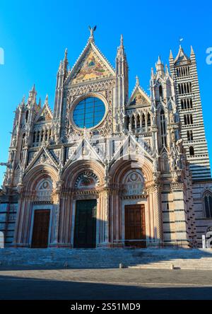 Cathédrale de Sienne (Duomo di Siena), façade principale achevée en 1380. Sienne est une ville médiévale italienne, capitale de la province de Sienne, Toscane, Italie. Historique Banque D'Images