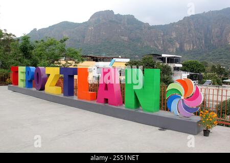Tepoztlan, Morelos, Mexique - 7 novembre 2024 : ville magique Tepoztlan à Morelos, Mexique. Destination touristique populaire pour son climat chaud et la pyramide Banque D'Images