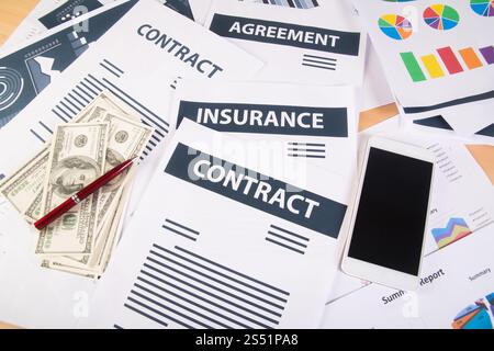 Gros plan des graphiques et graphiques Money smartphone sur le lieu de travail chez o. gros plan des graphiques et graphiques Money smartphone sur le lieu de travail au bureau. Affaires Banque D'Images