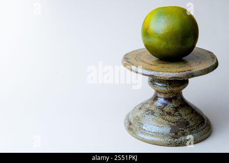 Oranges chocolat nombril sur le présentoir à gâteaux. Fond blanc. Orange chocolat, est un type d'orange Navel, une mutation qui a été découverte pour la première fois en 2006 Banque D'Images
