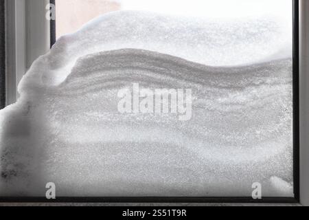 Snowdrift entre deux vitres des fenêtres en hiver jour Banque D'Images