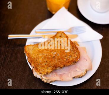 Sandwich bikini espagnol grillé croustillant avec jambon et fromage Banque D'Images