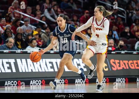 Vitoria Santana (10 ans), la garde Lady Lions de Penn State, est défendue par Rian forestier (4 ans), garde des Trojans de l’USC, lors d’un match de basket féminin de la NCAA, dimanche 12 janvier 2025, au Galen Center, à Los Angeles, CA. Les Trojans ont battu les Lady Lions 95-73. (Jon Endow/image du sport) Banque D'Images