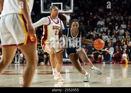 Talayah Walker (20 ans), la garde Lady Lions de Penn State, affronte Kennedy Smith (11 ans), lors d’un match de basket féminin de la NCAA, le dimanche 12 janvier 2025, au Galen Center, à Los Angeles, CA. Les Trojans ont battu les Lady Lions 95-73. (Jon Endow/image du sport) Banque D'Images