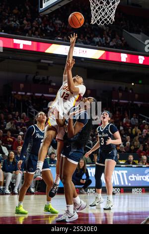 La garde des Trojans de l’USC Juju Watkins (12 ans) est faussée par la garde des Lady Lions de Penn State Talayah Walker (20 ans) lors d’un match de basketball féminin de la NCAA, dimanche 12 janvier 2025, au Galen Center, à Los Angeles, CA. Les Trojans ont battu les Lady Lions 95-73. (Jon Endow/image du sport) Banque D'Images