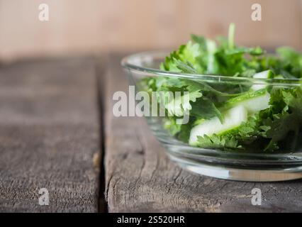 salade de coriandre fraîche, coriandre avec salade de concombre. Concept de nourriture saine. salade de coriandre fraîche, coriandre avec salade de concombre. Foo sain Banque D'Images