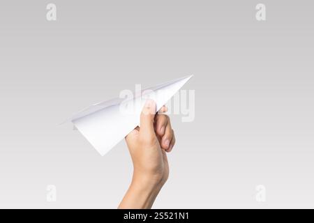 Avion de Papier Dart main femme isolé sur fond blanc. Banque D'Images