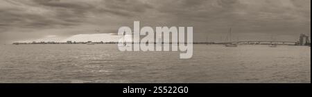 Cette superbe photo panoramique au coucher du soleil capture la beauté sereine de Bayfront Park à Sarasota, en Floride, tandis que le soleil plonge sous l'horizon. Banque D'Images