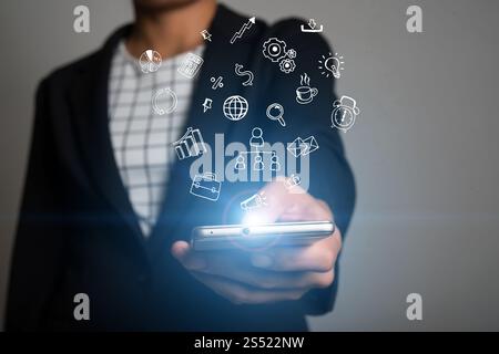 Femme d'affaires touchant sur l'écran de smartphone avec doodle media i. femme d'affaires touchant sur l'écran de smartphone avec des icônes de médias doodle, médias sociaux Banque D'Images