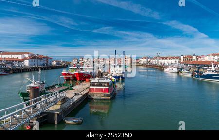 Saint-Jean-de-Luz, France - 02 25 2024 : vue sur le port Banque D'Images